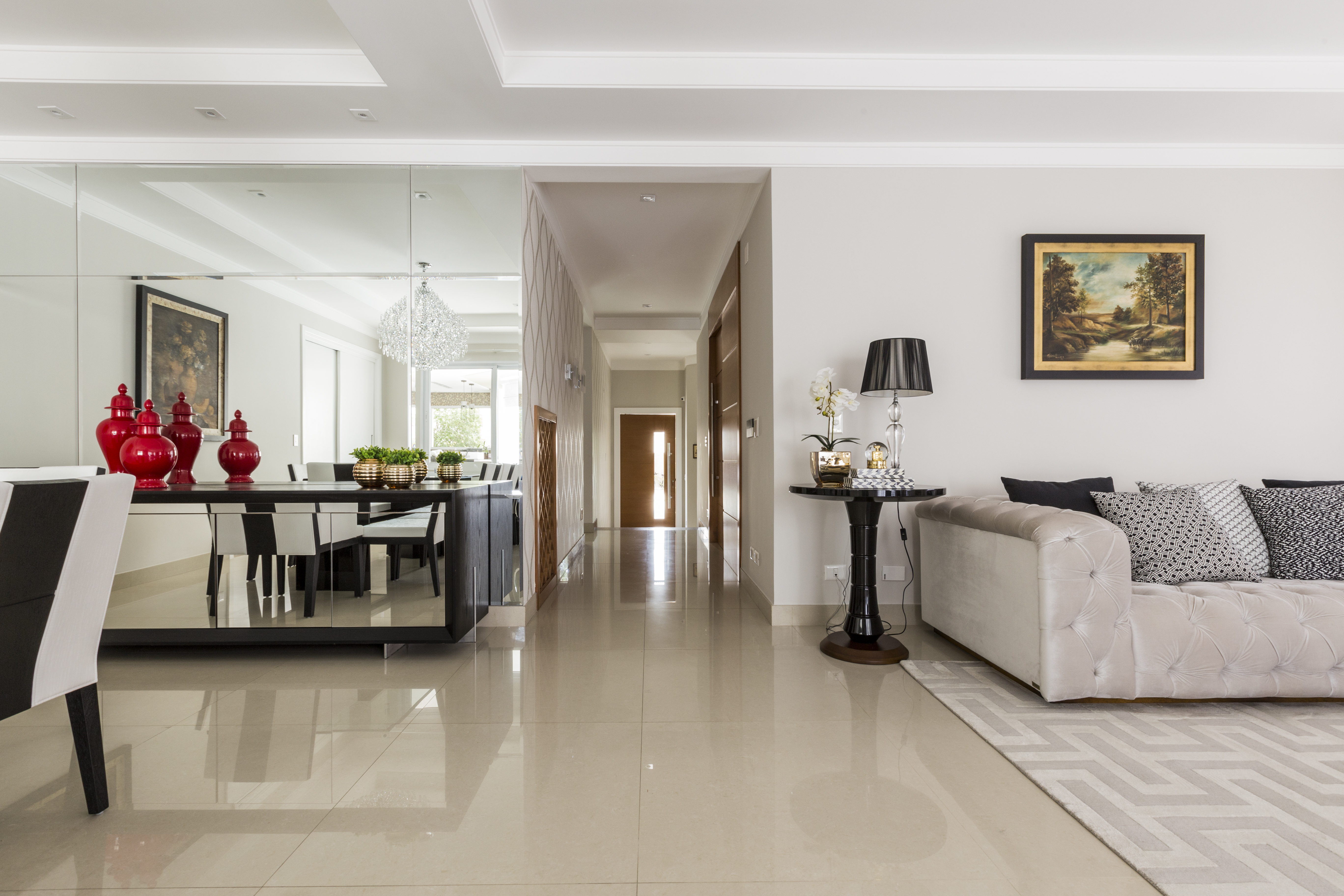 Sala com estilo contemporâneo em tons neutros