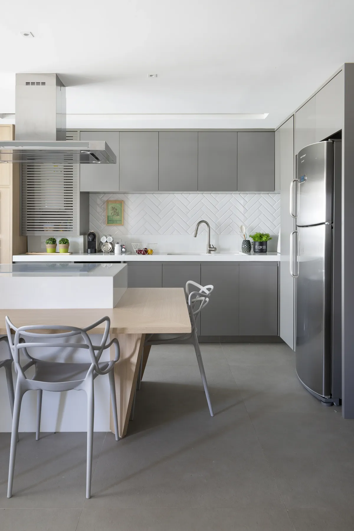 Cozinha do Apartamento Mont Blanc, projeto de interiores em Osasco - SP assinado pela Meira Martins (imagem 29 de 36)