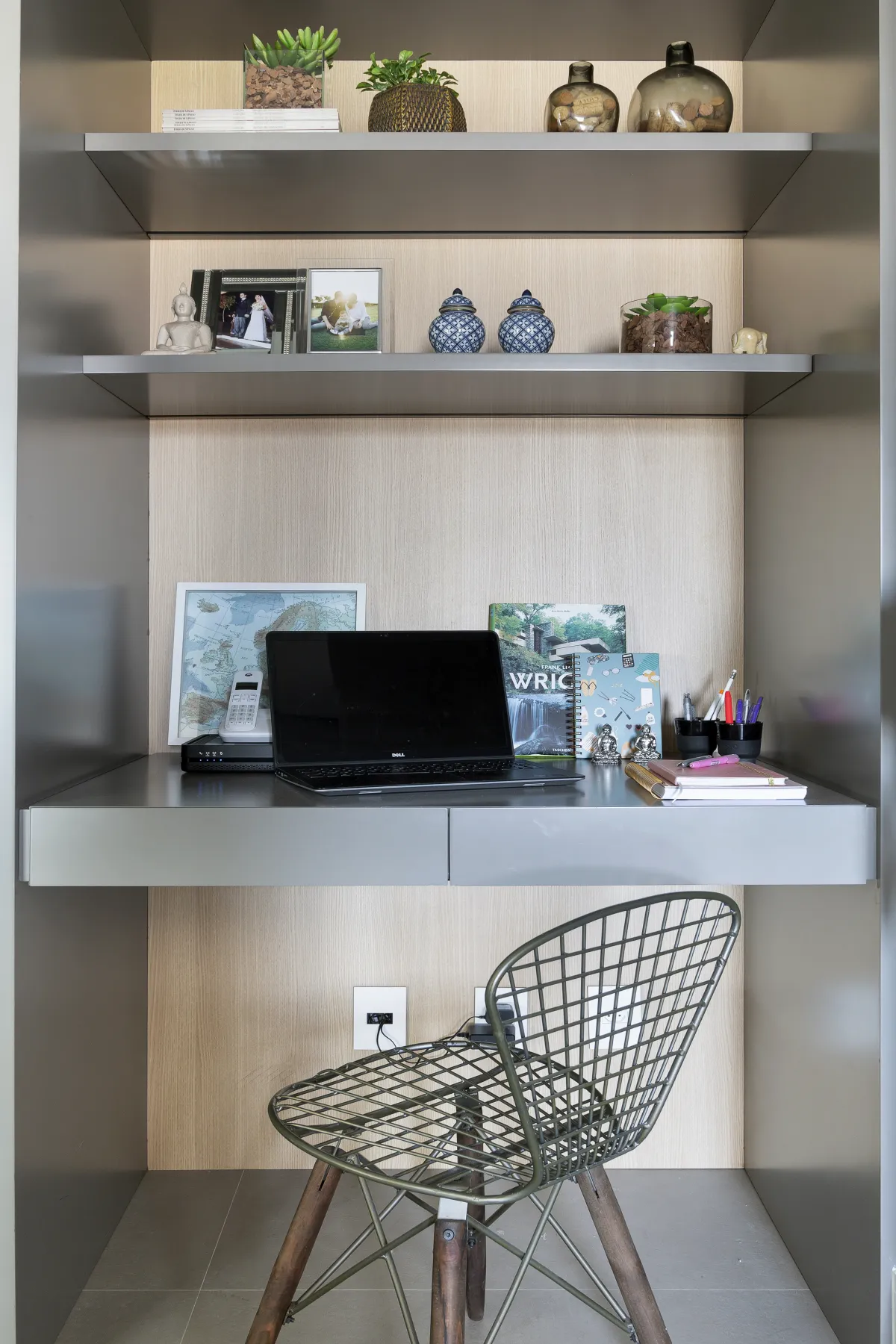 Home office do Apartamento Mont Blanc, projeto de interiores em Osasco - SP assinado pela Meira Martins (imagem 1 de 4)