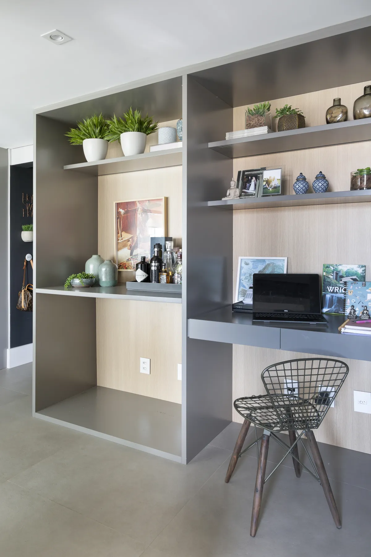 Home office do Apartamento Mont Blanc, projeto de interiores em Osasco - SP assinado pela Meira Martins (imagem 2 de 4)