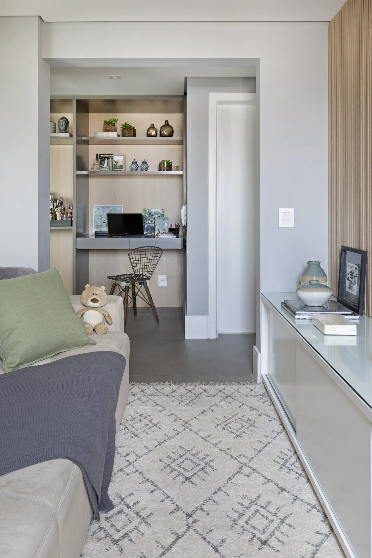 Home office do Apartamento Mont Blanc, projeto de interiores em Osasco - SP assinado pela Meira Martins (imagem 4 de 4)