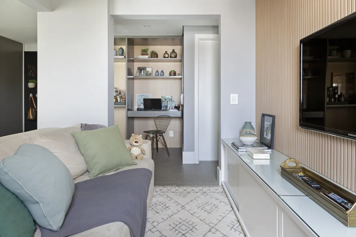 Sala de estar do Apartamento Mont Blanc, projeto de interiores em Osasco - SP assinado pela Meira Martins (imagem 1 de 10)