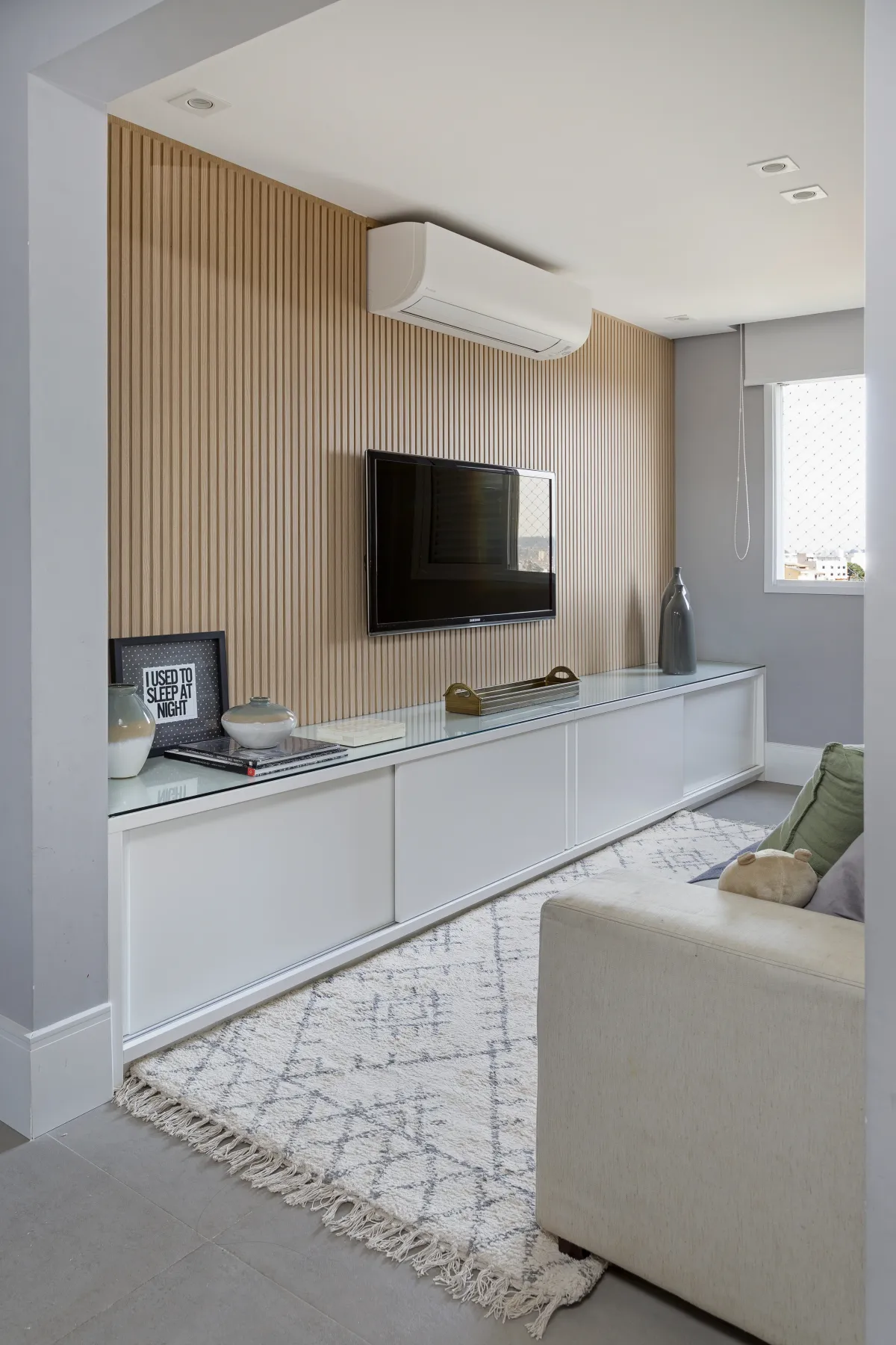 Sala de estar do Apartamento Mont Blanc, projeto de interiores em Osasco - SP assinado pela Meira Martins (imagem 10 de 10)