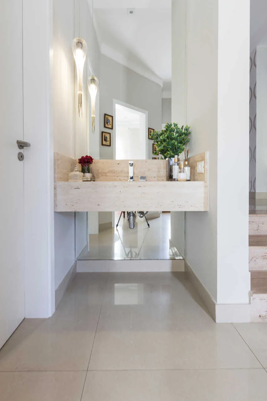 Lavabo da Casa Alpha Conde II, projeto de interiores em Alphaville, Barueri - SP assinado pela Meira Martins (imagem 2 de 3)