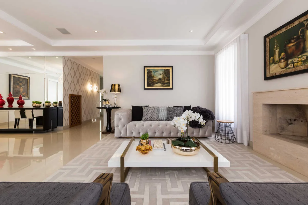 Sala de estar da Casa Alpha Conde II, projeto de interiores em Alphaville, Barueri - SP assinado pela Meira Martins (imagem 5 de 19)