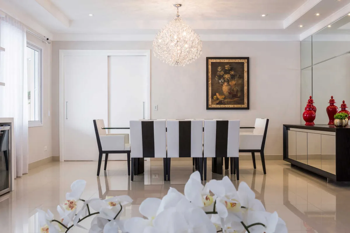Sala de jantar da Casa Alpha Conde II, projeto de interiores em Alphaville, Barueri - SP assinado pela Meira Martins (imagem 2 de 8)