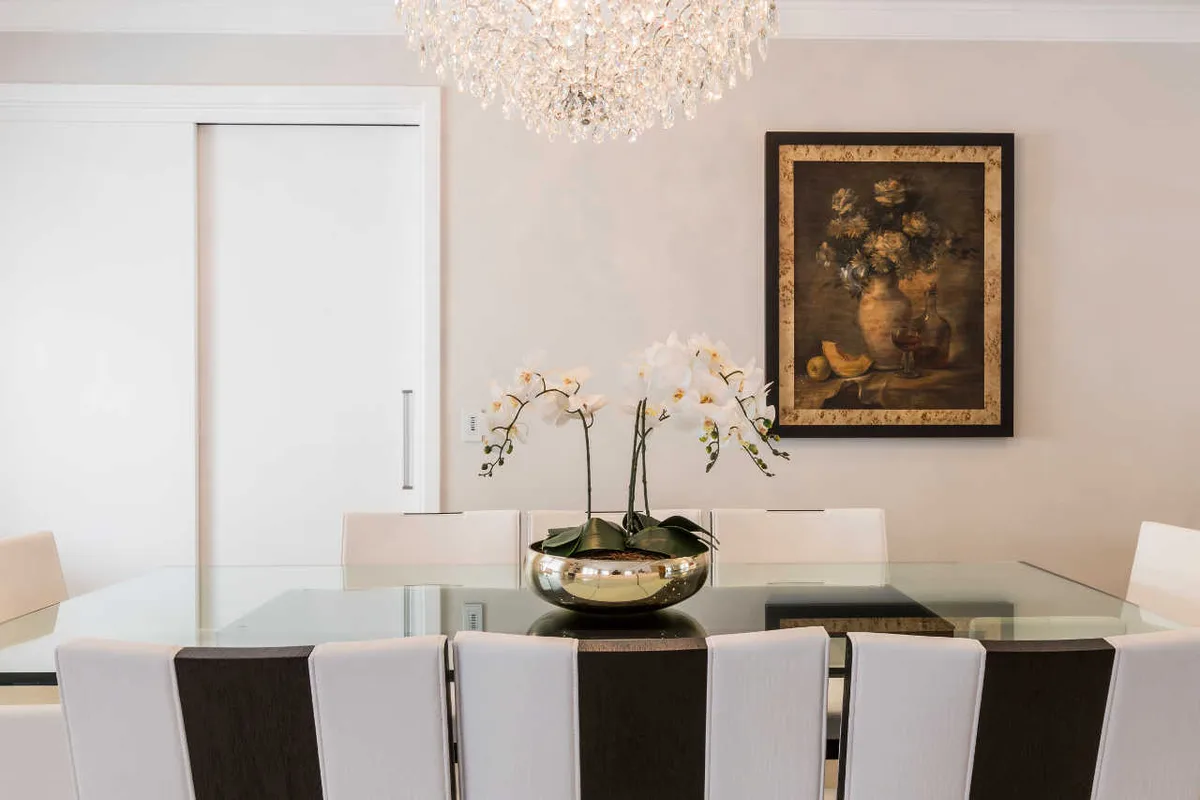 Sala de jantar da Casa Alpha Conde II, projeto de interiores em Alphaville, Barueri - SP assinado pela Meira Martins (imagem 4 de 8)