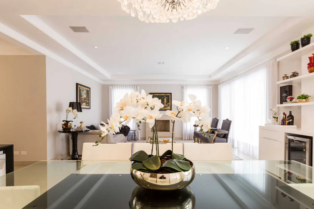 Sala de jantar da Casa Alpha Conde II, projeto de interiores em Alphaville, Barueri - SP assinado pela Meira Martins (imagem 6 de 8)