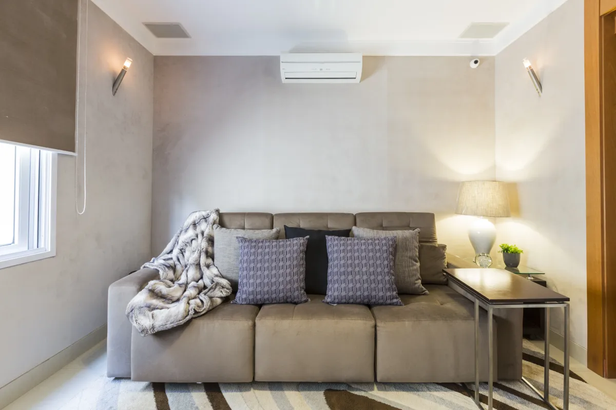 Sala de TV da Casa Alpha Conde II, projeto de interiores em Alphaville, Barueri - SP assinado pela Meira Martins (imagem 2 de 7)