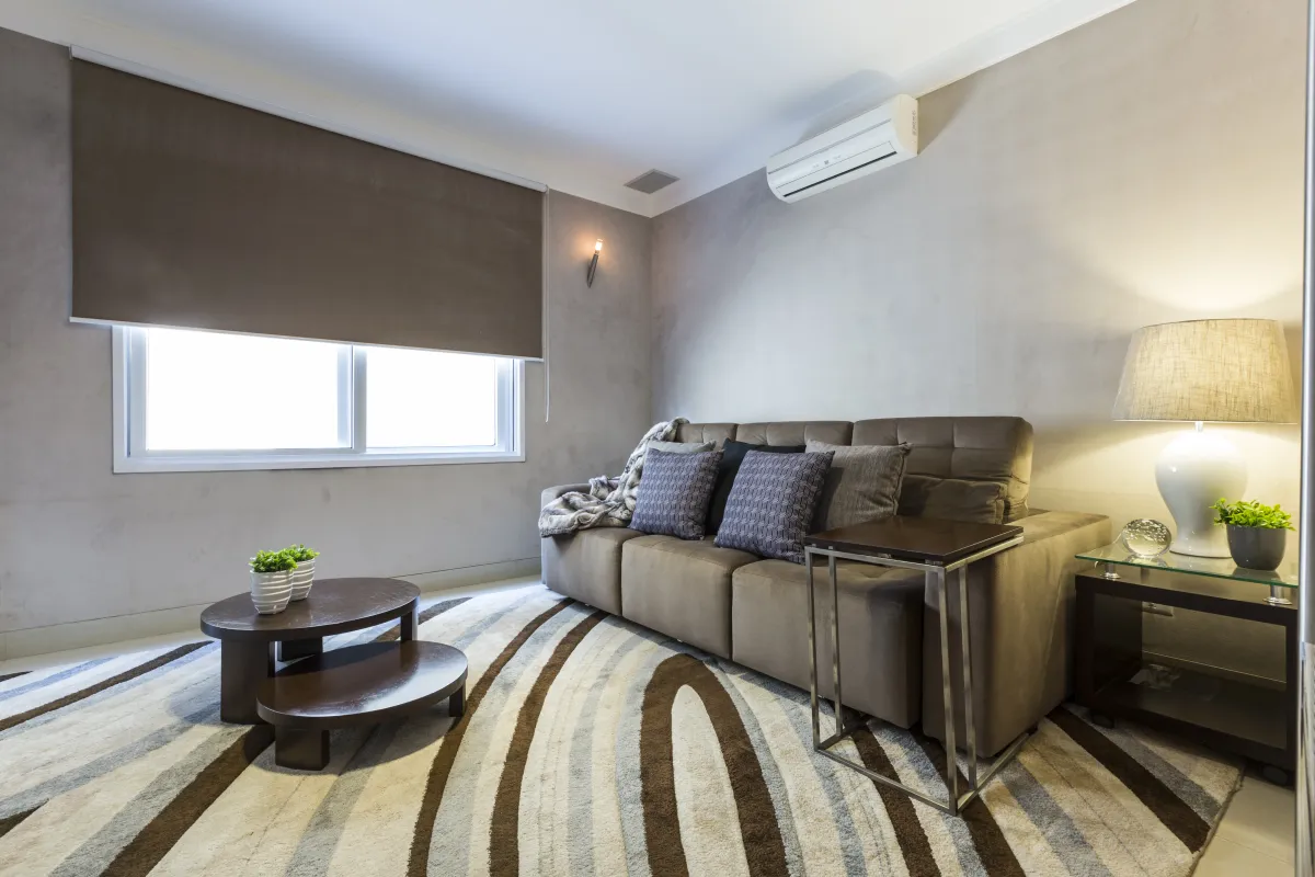 Sala de TV da Casa Alpha Conde II, projeto de interiores em Alphaville, Barueri - SP assinado pela Meira Martins (imagem 4 de 7)