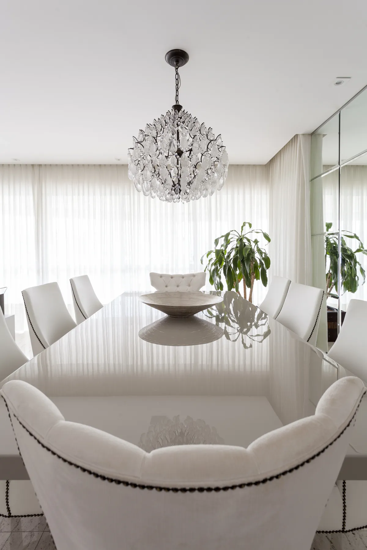 Sala de jantar do Gramercy Alphaville, projeto de interiores em Alphaville, Barueri - SP assinado pela Meira Martins (imagem 4 de 7)