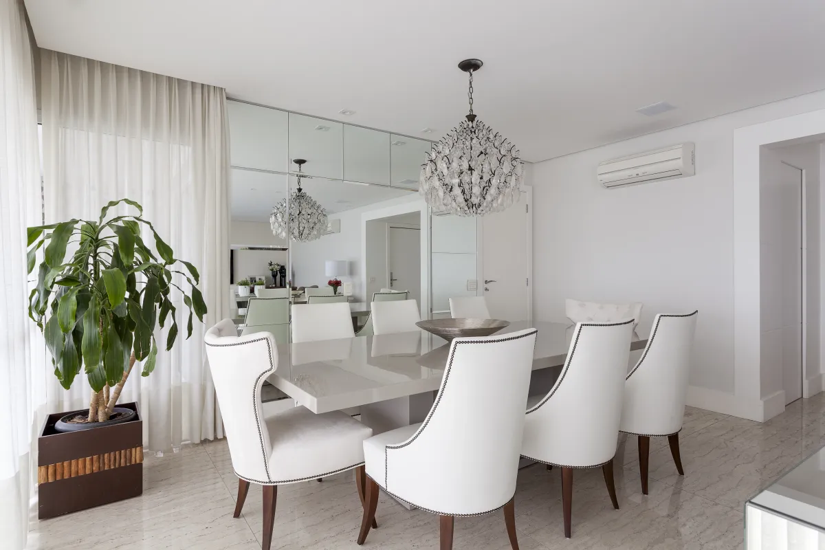Sala de jantar do Gramercy Alphaville, projeto de interiores em Alphaville, Barueri - SP assinado pela Meira Martins (imagem 2 de 7)